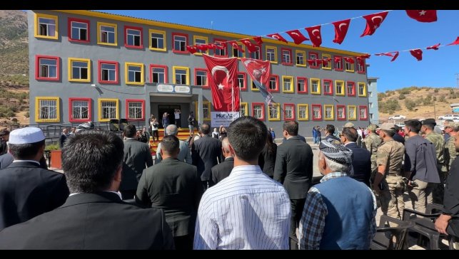 Şemdinli'de onarılan okul, öğrencilerine kapılarını açtı