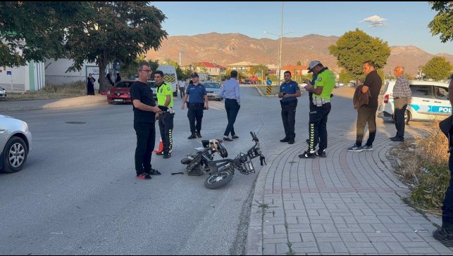 Panelvanın çarptığı elektrikli bisikletteki çocuk ağır yaralandı