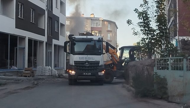 Kars'ta çöp kamyonu kasasında çıkan yangını kepçe operatörü kumla söndürdü