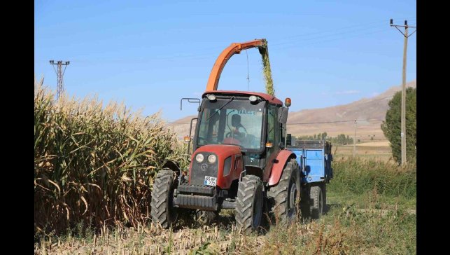 Van Büyükşehir Belediyesinden üreten çiftçiye makine desteği