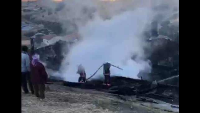 Malatya'da çıkan yangında 3 ev kullanılamaz hale geldi