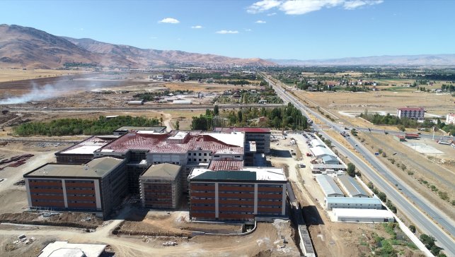 Muş'ta 454 "sismik izolatör"ün kullanıldığı hastane yapılıyor