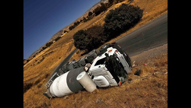 Tunceli'de beton mikseri ve tır devrildi