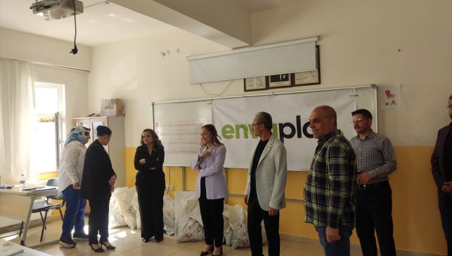 Ağın'da öğrencilere mont yardımı yapıldı