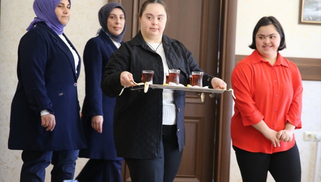 Down sendromlu Çağla ve Elif, istihdam edildikleri valiliğe neşe kattı