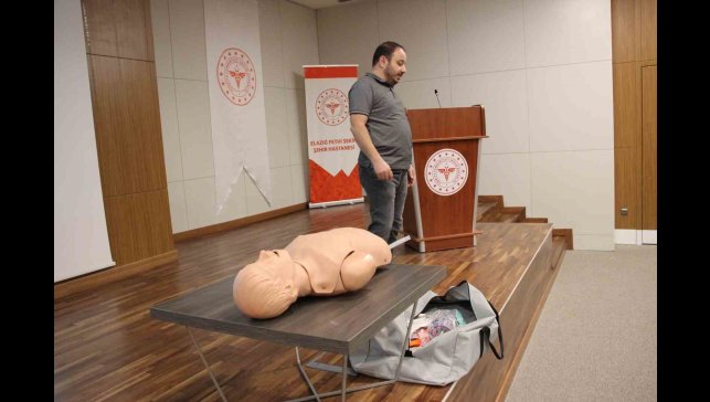 Elazığ'da sağlık çalışanlarına eğitimler sürüyor