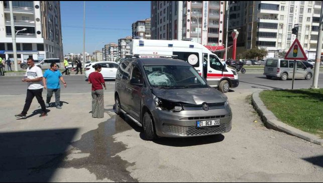 Hafif ticari aracın çarptığı anne ve 2 çocuğu ağır yaralandı