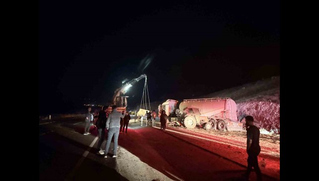 Iğdır-Doğubayazıt yolunda traktör ile kamyon çarpıştı: 3 yaralı