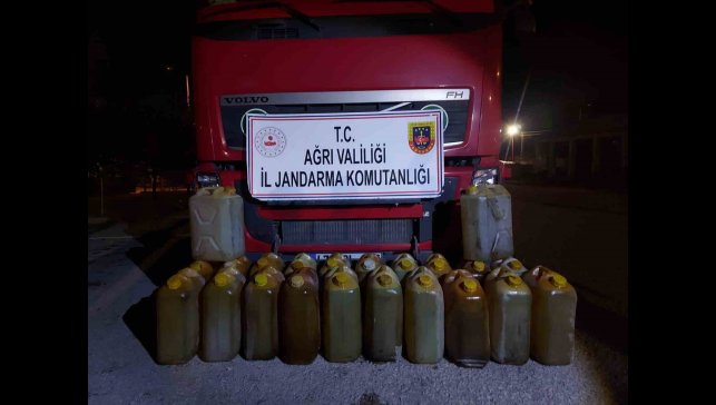 Ağrı'da yol kontrolünde kaçak akaryakıt ve sigara ele geçirildi