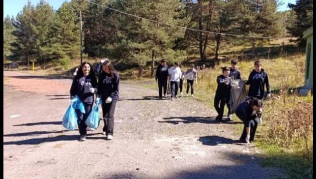 Ardahan'da öğrenciler orman temizledi