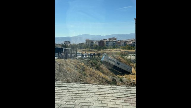 Elazığ'da park halindeki otobüs şarampole yuvarlandı