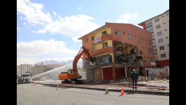 Van'da yol genişletme çalışmaları için 4 katlı bina yıktırıldı