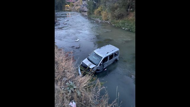 Kars Çayı'na düşen hafif ticari aracın sürücüsü ekiplerce kurtarıldı