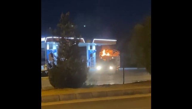 Pikap alevler arasında akaryakıt istasyonuna girdi