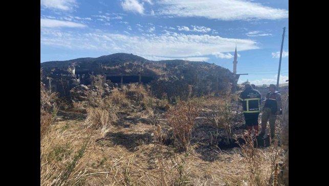 Kars'ta metruk binada yangın çıktı