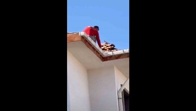 Elazığ'da çatıda tehlikeli çalışma