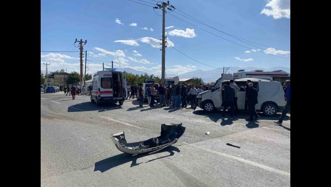 Iğdır'da zırhlı polis aracıyla otomobil çarpıştı: 4 yaralı