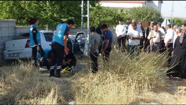 Kontrolden çıkan araç bahçe duvarına çarptı, anne ile 3 çocuğu yaralandı