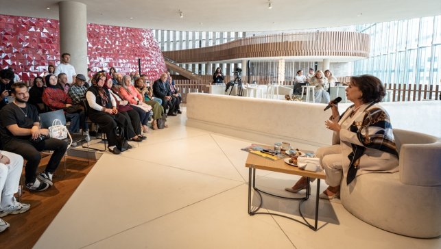 Türk Telekom Darülaceze sakinleri ile oyuncu Hülya Koçyiğit'i AKM'de buluşturdu