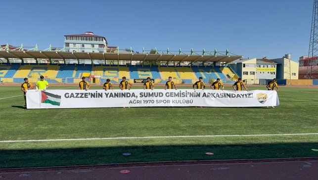 Ağrı 1970 Sporlu futbolculardan Gazze ve Küresel Sumud Filosu'na pankartlı destek