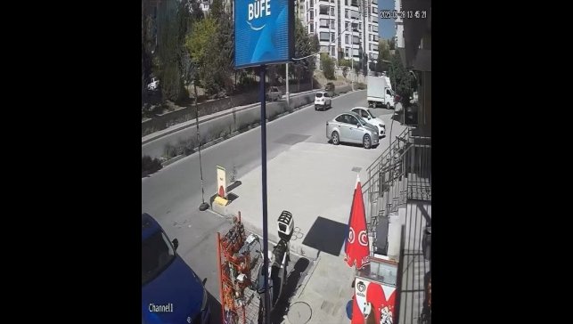 Elazığ'da otomobil istinat duvarına çarptı: 2 yaralı