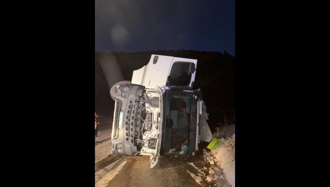 Hizan'da devrilen hafriyat kamyonunun sürücüsü yaralandı