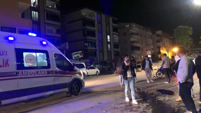 Hizan'da hafif ticari araçla çarpışan motosikletin sürücüsü yaralandı