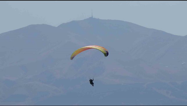 Erzurum'da gökyüzü rengarenk paraşütlerle süslendi