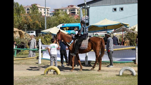 Van'daki özel çocuklar ata binmenin heyecanını yaşadı