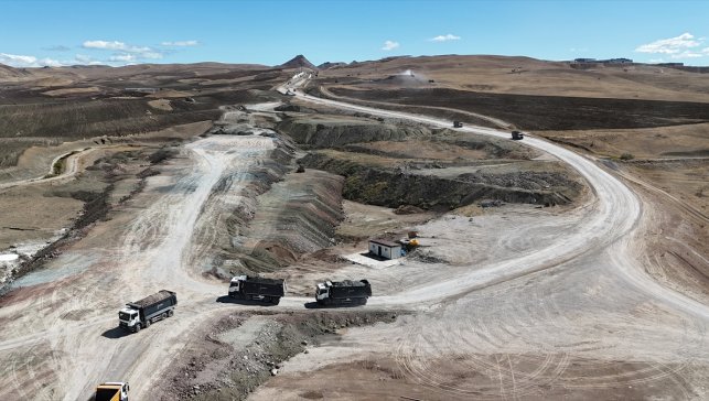Van'a yapılan 41 kilometrelik çevre yolunda çalışmalar sürüyor