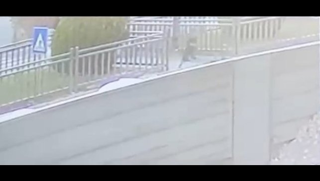 Yola fırlayan çocuk aracın altında kalmaktan son anda kurtuldu