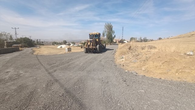 Güroymak'ta yol çalışmaları sürüyor