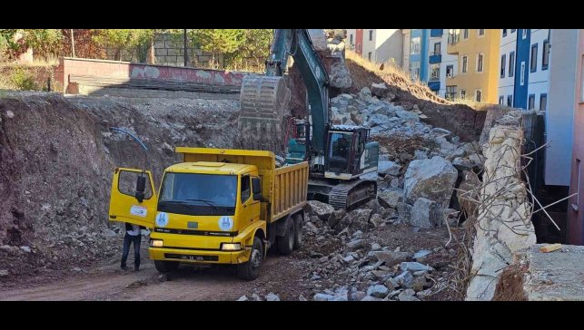 İspir'de heyelan krizi