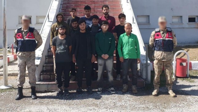 Bitlis'te Afganistan uyruklu 11 düzensiz göçmen yakalandı