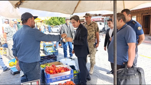 Kaymakam Arıkan pazar yeri ve okulda incelemede bulundu