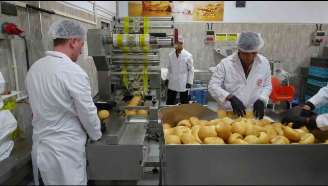 Meslek lisesinde ekmek üretimi, genç ustalar iş başında