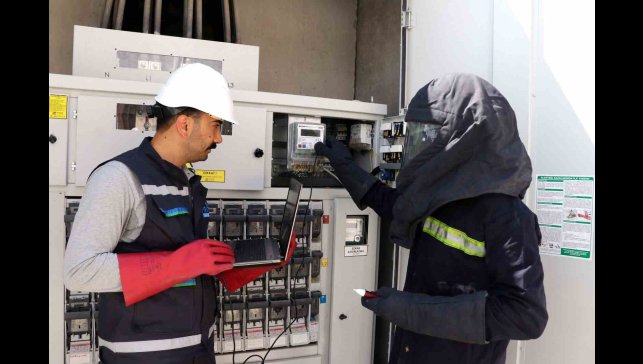 Sayaç okurken para buldu, hiç düşünmeden sahibine ulaştırdı