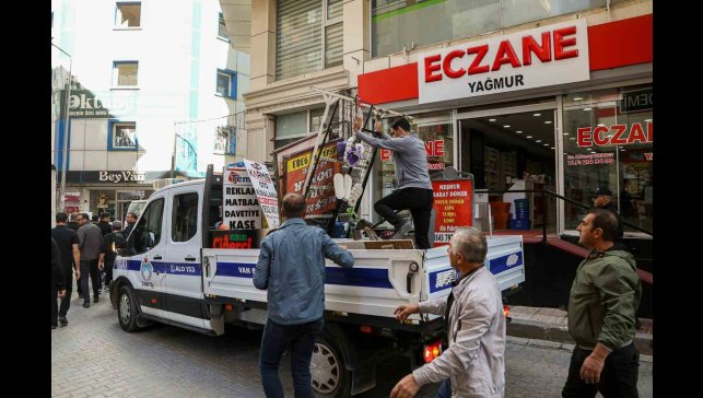 Zabıta ekipleri kaldırımlara bırakılan ürünleri topladı