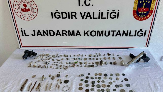 Iğdır'da takibe alınan şüphelinin adresinde tarihi sikke ve objeler ele geçirildi