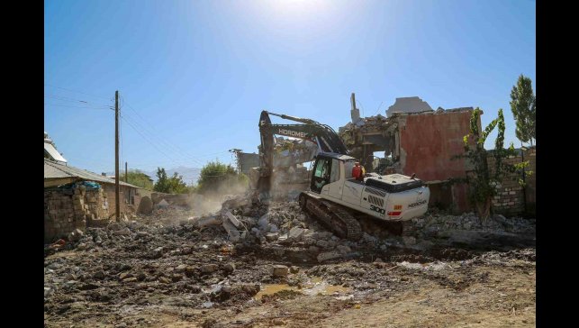 Hatuniye Caddesi'ndeki yıkım çalışmaları devam ediyor