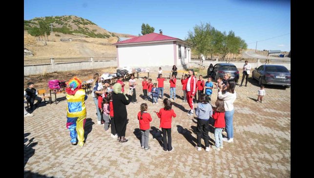 Muş'ta gönüllüler köy çocuklarına mutluluk taşıdı