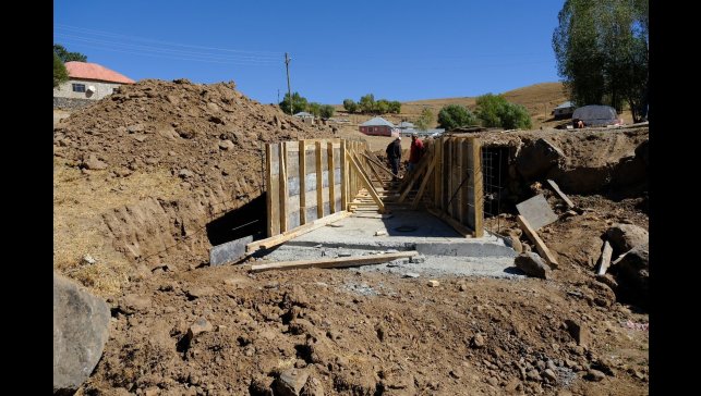 Patnos Gündüz Köyü'nde menfez yapım çalışmaları sürüyor