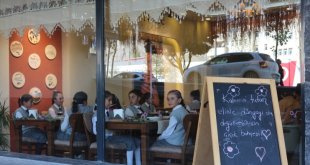 Ağrı'da kadın işletmeci Dünya Kız Çocukları Günü dolayısıyla köydeki kız çocuklarını restoranında ağırladı