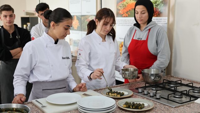 ETB Başkanı Hakan Oral'dan Aziziye Çok Programlı Anadolu Lisesi’ne ziyaret