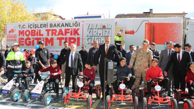 Hakkari'de ilkokul öğrencilerine teorik ve uygulamalı trafik eğitimi verildi