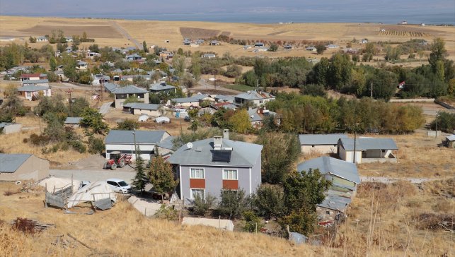Depremin yıktığı mahallenin sakinleri şimdi yeni evlerinde güvenle oturuyor