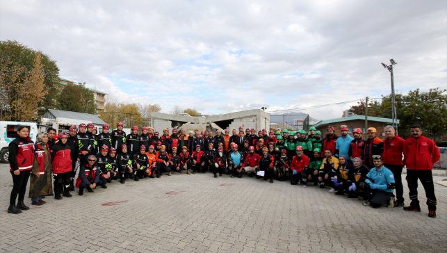 Van depreminin 14'üncü yılında arama kurtarma tatbikatı yapıldı