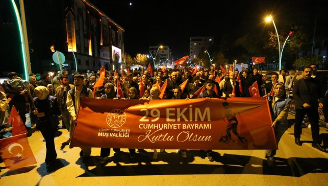 Muş'ta Cumhuriyet'in 102. yıl dönümü fener alayı ile kutlandı