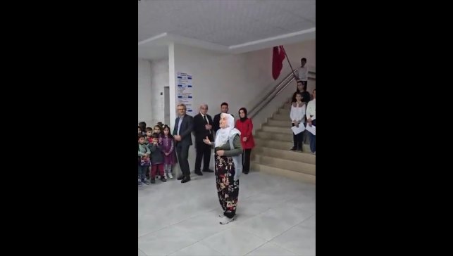 Elazığ'da 70 yaşındaki kadının Cumhuriyet Bayramı'nda okuduğu şiir sosyal medyada beğeni topladı