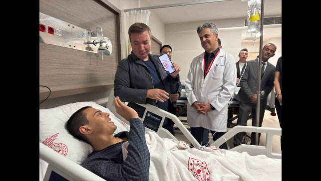 Vali Aydoğdu, hastanede tedavi gören üniversite öğrencisini yalnız bırakmadı